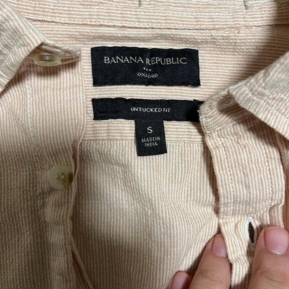 Banana Republic Men’s Untucked Fit Oxford Shirt – Light Peach Stripe, Size Small